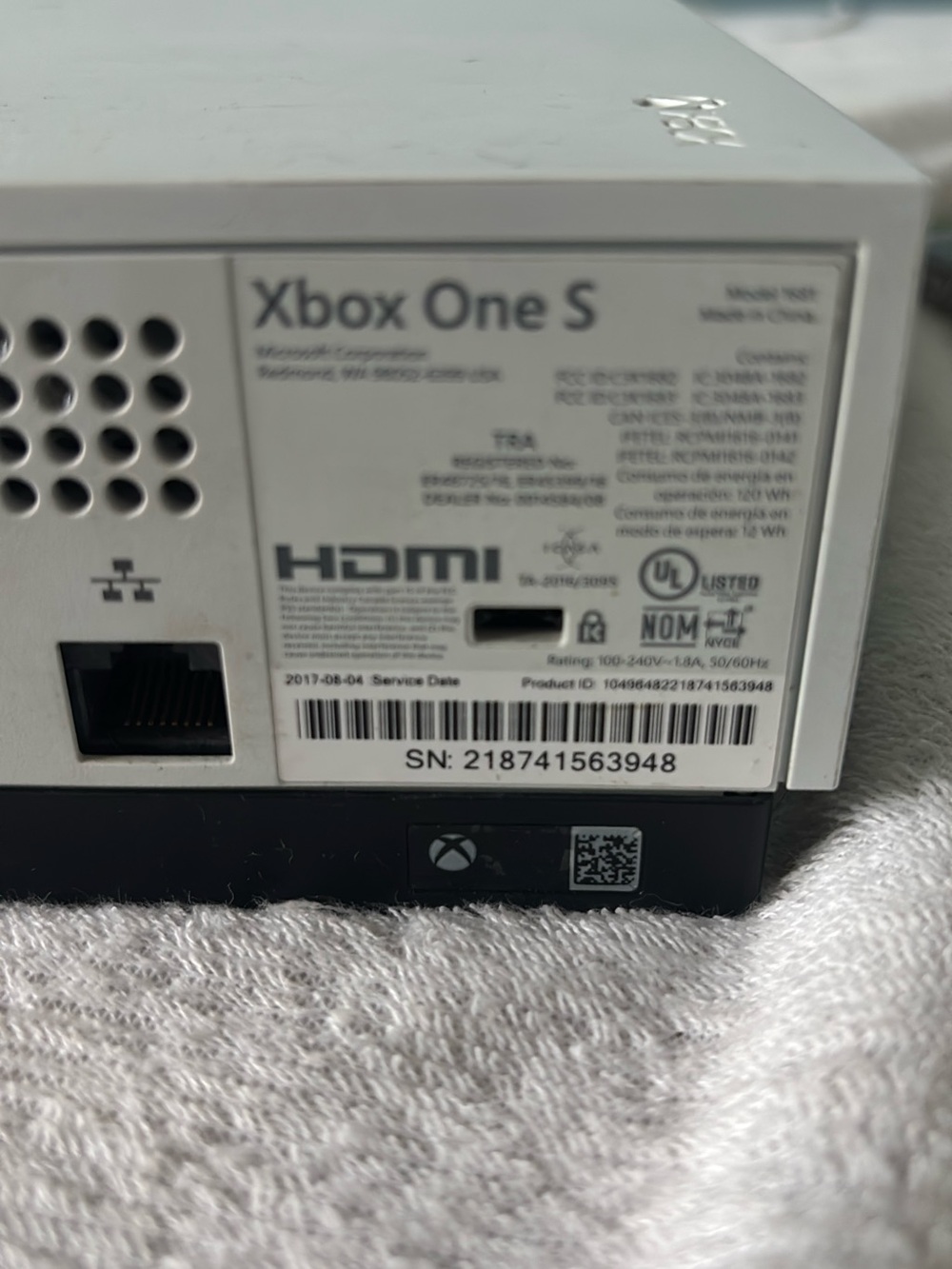 Microsoft Xbox One S White Console Xbox Controller (White/Black Accents)